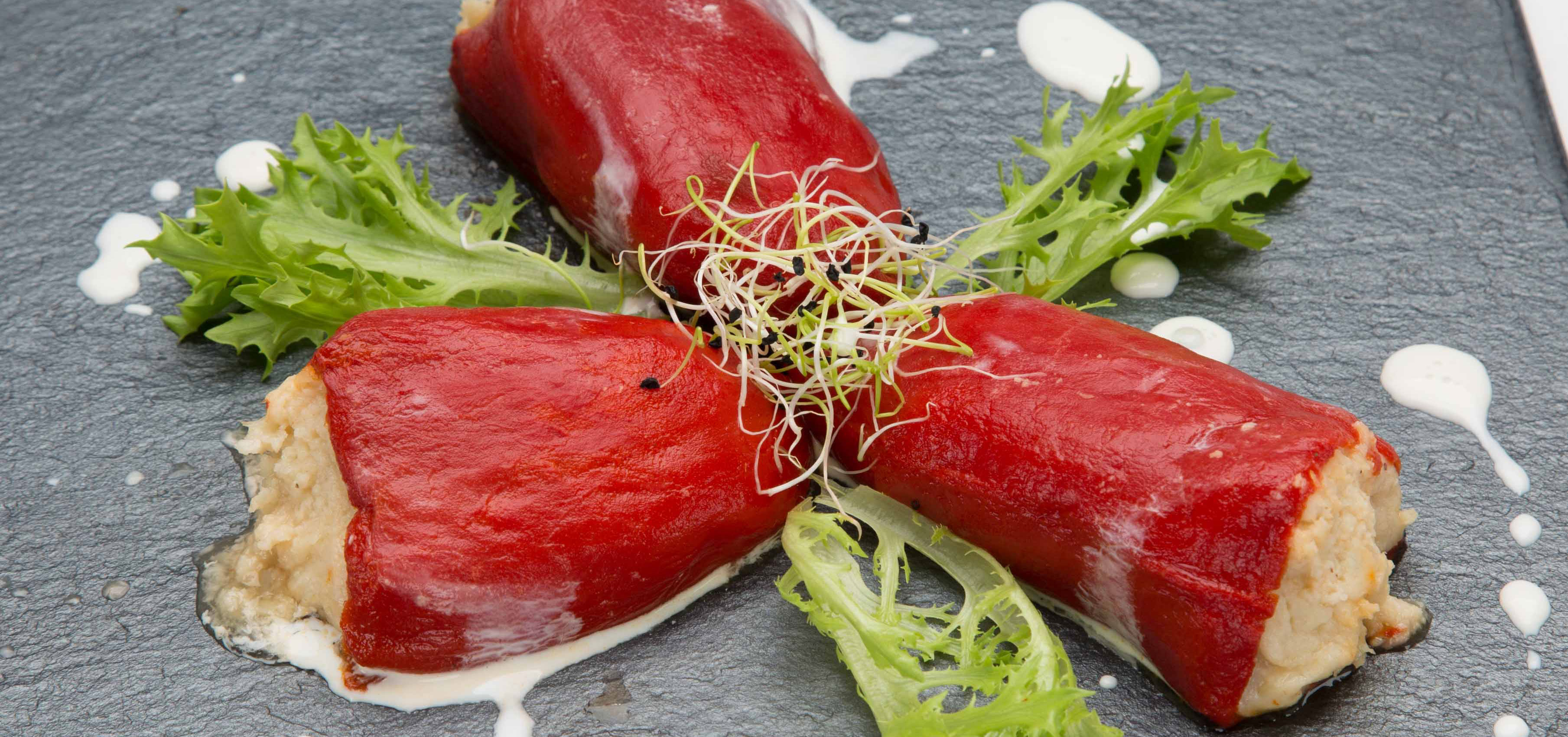 Pimientos del piquillo rellenos de bacalao