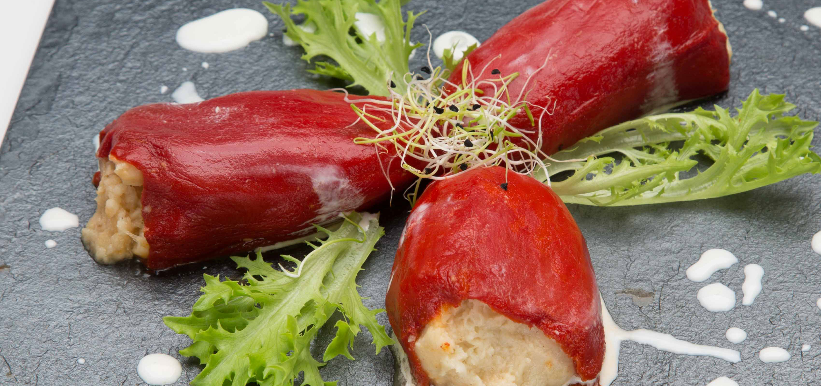 Pimientos del piquillo rellenos de bacalao